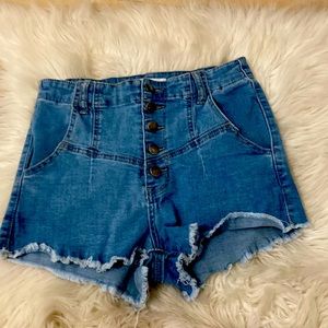 This is some blue jeans super cute to go out in a summer day either to the beach